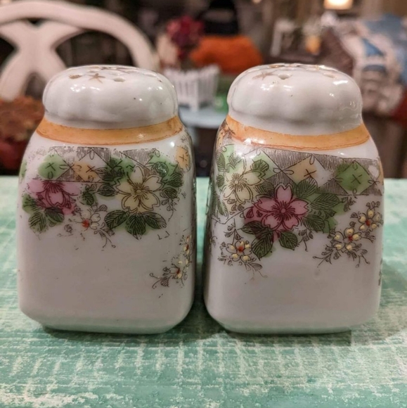 Beautiful Vintage Floral salt And Pepper Shakers. - Picture 3 of 8
